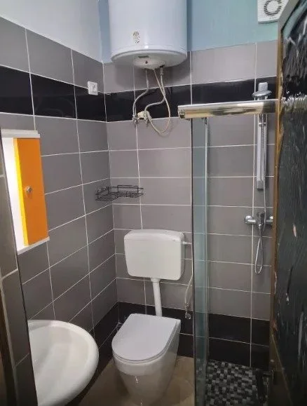 Tirane, jepet me qera apartament 1+1 Kati 1, 50 m² 300 € (Sauk)