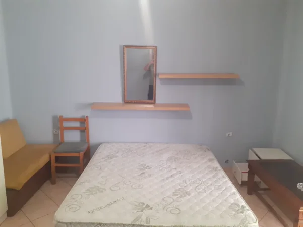 Tirane, jepet me qera garsonier 1+1 Kati 1, 28 m² 180 € (Rruga dritan hoxha prane shkolles te magjistratures)
