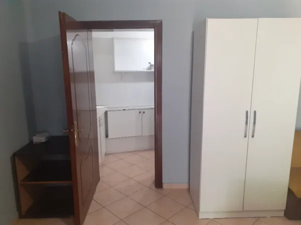Tirane, jepet me qera garsonier 1+1 Kati 1, 28 m² 180 € (Rruga dritan hoxha prane shkolles te magjistratures)