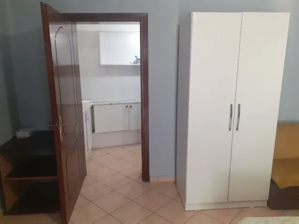 Tirane, jepet me qera garsonier 1+1 Kati 1, 28 m² 180 € (Rruga dritan hoxha prane shkolles te magjistratures)