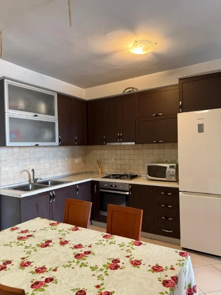 Shqiperi, jepet me qera nga Pronari, pa-komision apartament 2+1+Aneks+Ballkon Kati 2, 90 m² 600 €