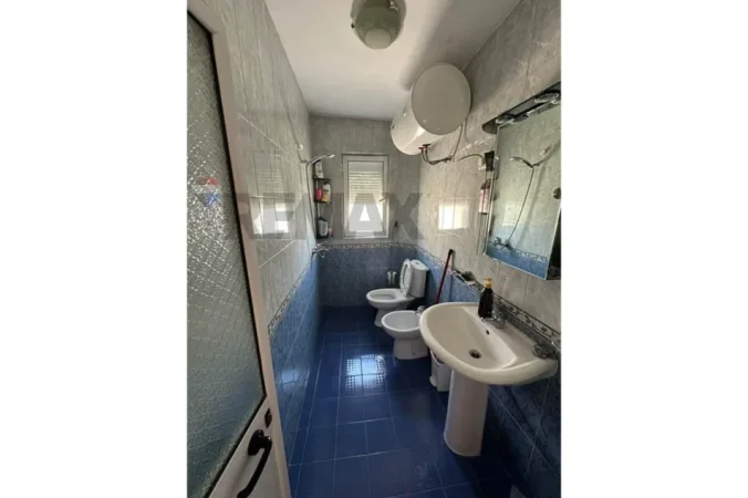 Tirane, jepet me qera apartament 1+1 Kati 5, 