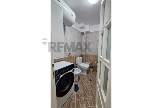 Tirane, jepet me qera apartament 1+1 Kati 4, 58 m² (Brryli)