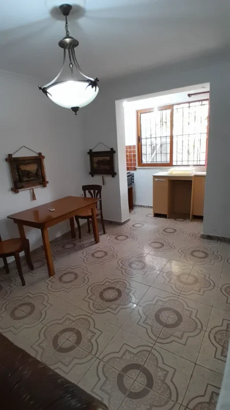 Tirane, jepet me qera apartament 2+1+Aneks+Ballkon Kati 1, 76 m² 500 € (Ish tregu Elektrik, te Piro Mani)