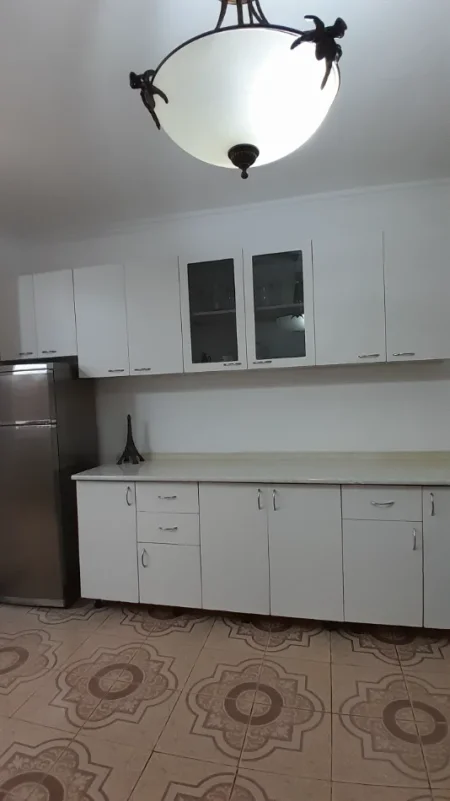 Tirane, jepet me qera apartament 2+1+Aneks+Ballkon Kati 1, 76 m² 500 € (Ish tregu Elektrik, te Piro Mani)