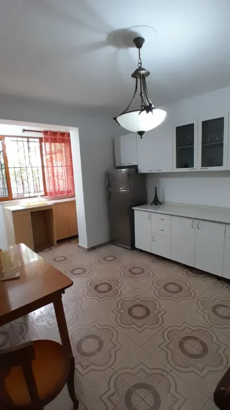 Tirane, jepet me qera apartament 2+1+Aneks+Ballkon Kati 1, 76 m² 500 € (Ish tregu Elektrik, te Piro Mani)