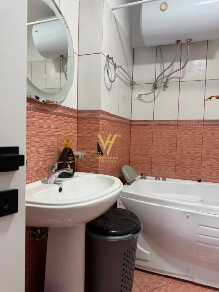 Tirane, jepet me qera apartament 3+1+Ballkon Kati 3, 95 m² 1.170 € (ISH EKSPOZITA)