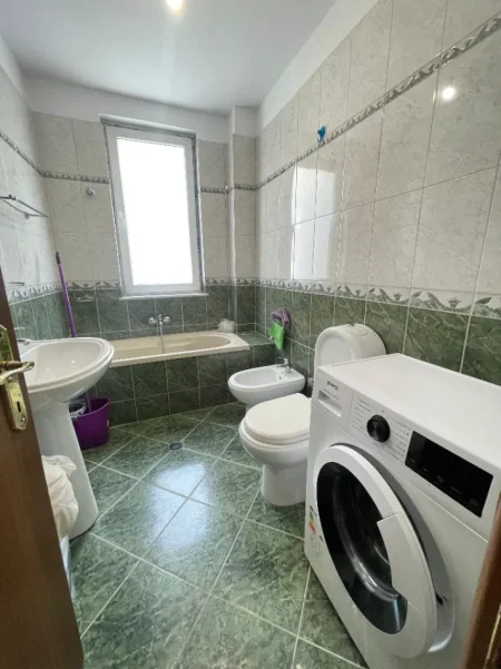 Tirane, jepet me qera apartament 2+1+Ballkon Kati 1, 116 m² 700 € (Kopshti Zoologjik)