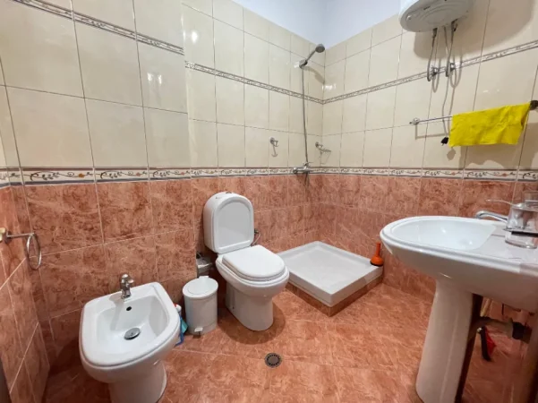 Tirane, jepet me qera apartament 2+1+Ballkon Kati 1, 116 m² 700 € (Kopshti Zoologjik)