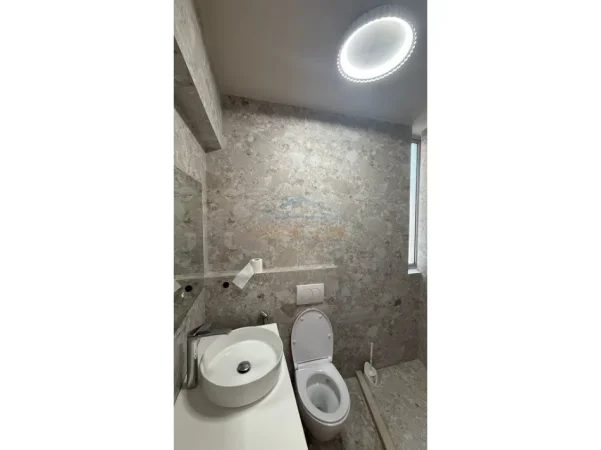 Tirane, jepet me qera apartament 1+1 Kati 2, 50 m² 600 € (Ali Demi)
