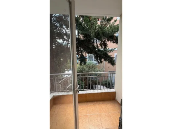 Tirane, jepet me qera apartament 1+1 Kati 2, 50 m² 600 € (Ali Demi)