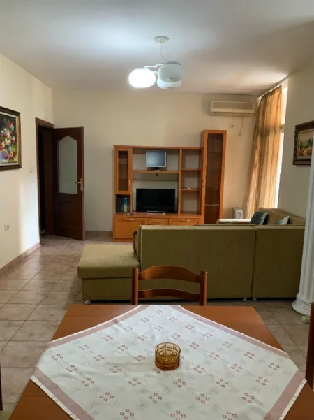 Tirane, jepet me qera apartament 1+1+Ballkon Kati 5, 76 m² 650 € (Sheshi Willson)
