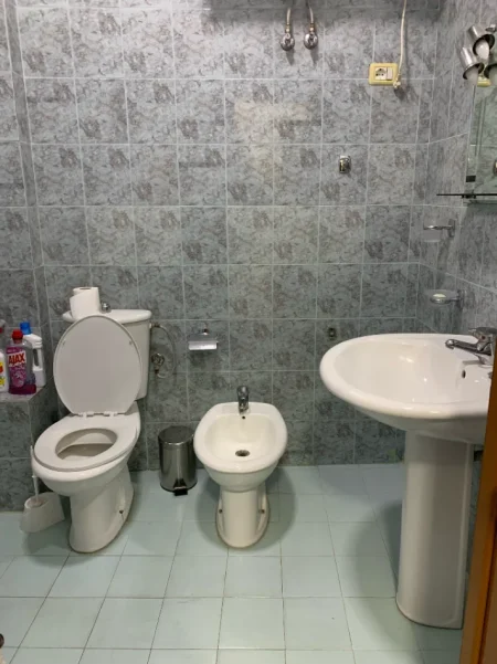 Tirane, jepet me qera apartament 1+1+Ballkon Kati 5, 76 m² 650 € (Sheshi Willson)