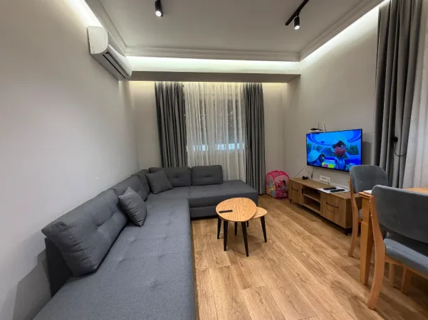 Tirane, jepet me qera apartament 2+1 Kati 1, 65 m² 600 € (Harry Fultz)