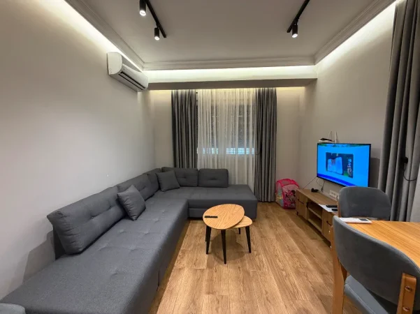 Tirane, jepet me qera apartament 2+1 Kati 1, 65 m² 600 € (Harry Fultz)