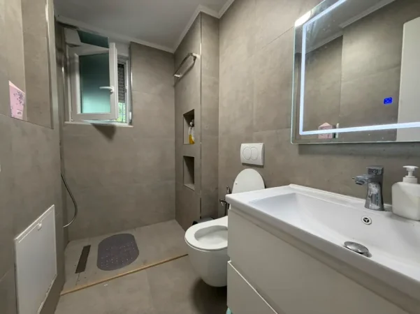 Tirane, jepet me qera apartament 2+1 Kati 1, 65 m² 600 € (Harry Fultz)