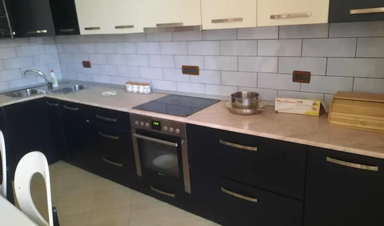 Tirane, jepet me qera apartament 2+1 Kati 2, 100 m² 700 € 