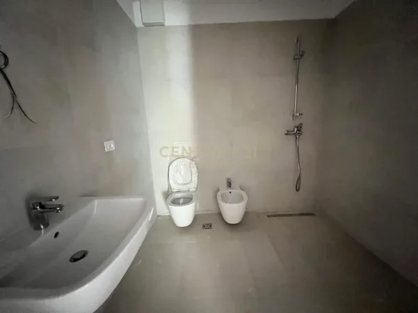 Tirane, jepet me qera zyre Kati 1, 119 m² 1.200 € (Stadiumi Air Albania)