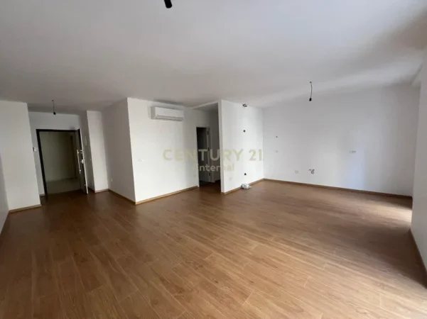 Tirane, jepet me qera zyre Kati 1, 119 m² 1.200 € (Stadiumi Air Albania)
