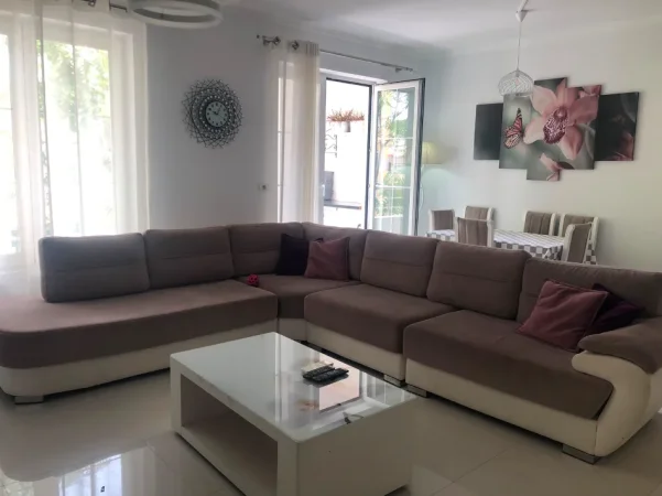Tirane, jepet me qera apartament 2+1+Aneks+Ballkon Kati 4, 100 m² 600 € (Don Bosko)