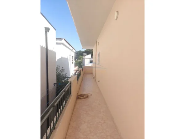 Tirane, jepet me qera apartament 3+1+Ballkon Kati 2, 120 m² 600 € (ALLIAS)