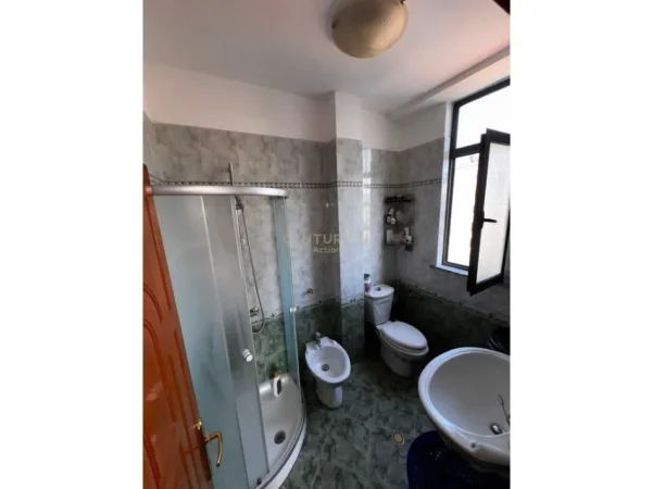 Tirane, jepet me qera apartament 2+1+Ballkon Kati 8, 136 m² 850 € (Rruga e Kavajes)
