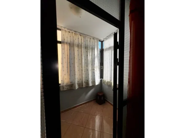 Tirane, jepet me qera apartament 2+1+Ballkon Kati 8, 136 m² 850 € (Rruga e Kavajes)