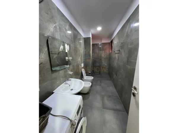 Tirane, jepet me qera apartament 1+1 Kati 7, 65 m² 520 € (UNAZA E RE)