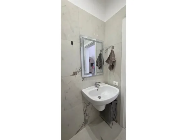 Tirane, jepet me qera apartament 2+1+Ballkon Kati 12, 80 m² 1.200 € (Sheshi Skenderbej)
