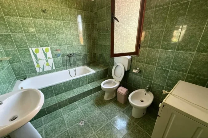 Tirane, jepet me qera apartament 2+1 Kati 3, 75 m² 350 € (pallati me shogjeta)