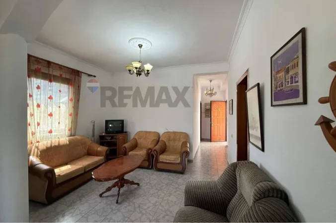 Tirane, jepet me qera apartament 2+1 Kati 3, 75 m² 350 € (pallati me shogjeta)
