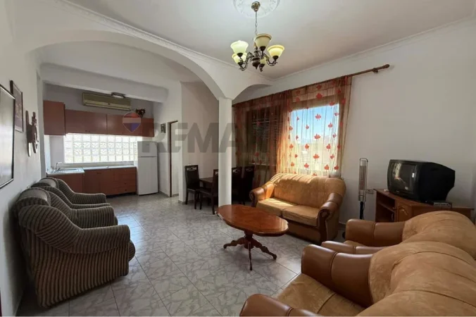 Tirane, jepet me qera apartament 2+1 Kati 3, 75 m² 350 € (pallati me shogjeta)