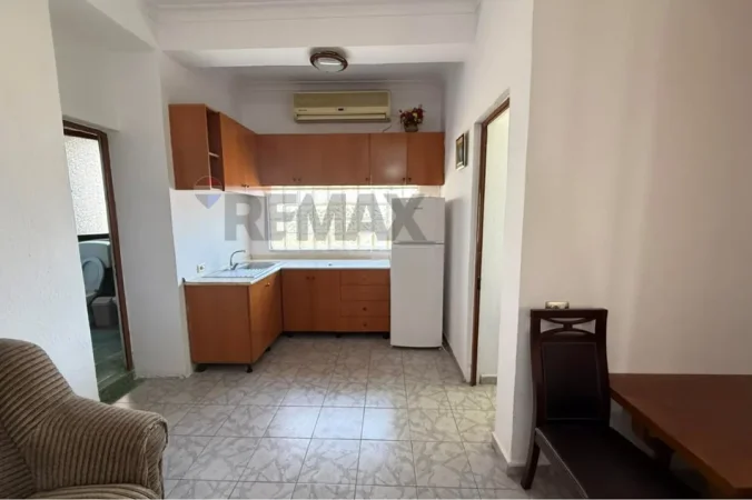 Tirane, jepet me qera apartament 2+1 Kati 3, 75 m² 350 € (pallati me shogjeta)