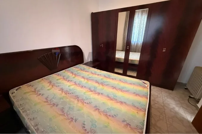 Tirane, jepet me qera apartament 2+1 Kati 3, 75 m² 350 € (pallati me shogjeta)