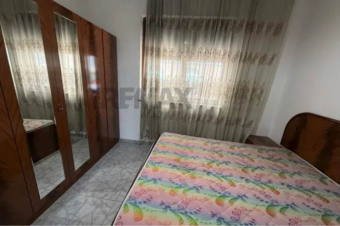 Tirane, jepet me qera apartament 2+1 Kati 3, 75 m² 350 € (pallati me shogjeta)