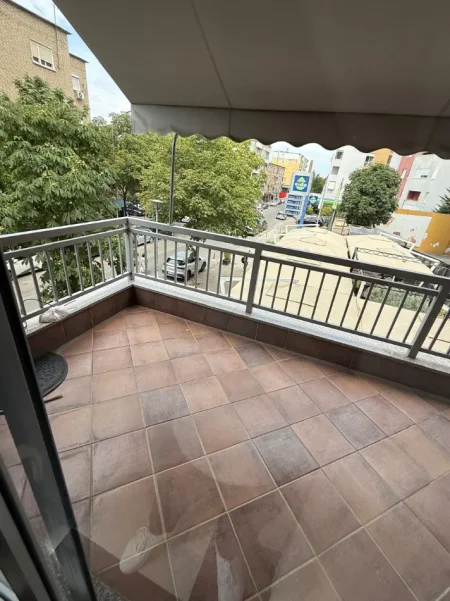 Tirane, jepet me qera apartament 1+1 Kati 1, 70 m² 600 € (Rr. Xhanfize Keko)