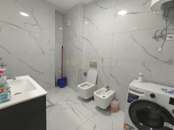 Tirane, jepet me qera apartament 1+1+Ballkon Kati 9, 77 m² 530 € (Golden Park, Yzberish)
