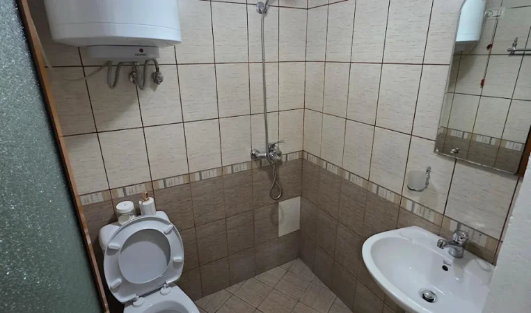 Tirane, jepet me qera apartament 1+1 Kati 10, 70 m² 400 € 