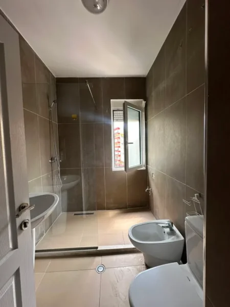 Tirane, jepet me qera apartament 2+1+Ballkon Kati 5, 110 m² 600 € (Astir, tek bar Artisti)