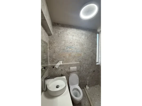 Tirane, jepet me qera apartament 1+1 Kati 2, 50 m² 600 € (ALI DEM)
