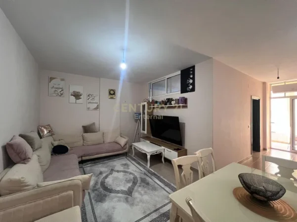 Tirane, jepet me qera apartament 2+1 Kati 4, 100 m² 550 € (astir)