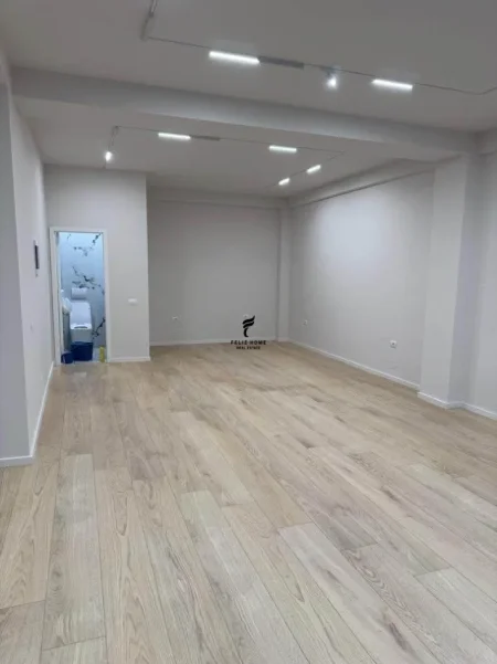 Tirane, jepet me qera zyre Kati 1, 80 m² 800 € (PORCELANI)