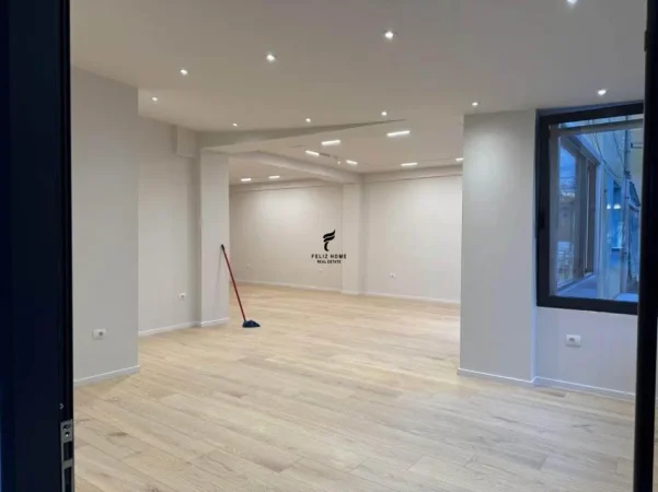 Tirane, jepet me qera zyre Kati 1, 80 m² 800 € (PORCELANI)