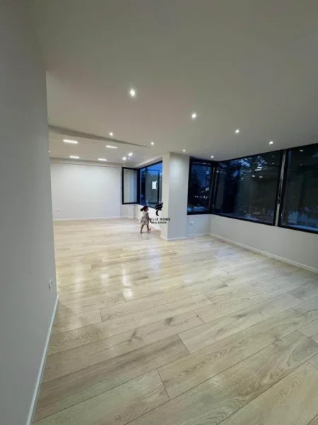 Tirane, jepet me qera zyre Kati 1, 80 m² 800 € (PORCELANI)
