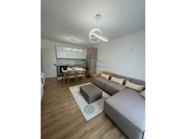 Tirane, jepet me qera apartament 2+1+Ballkon Kati 5, 87 m² 550 € (paskuqan)