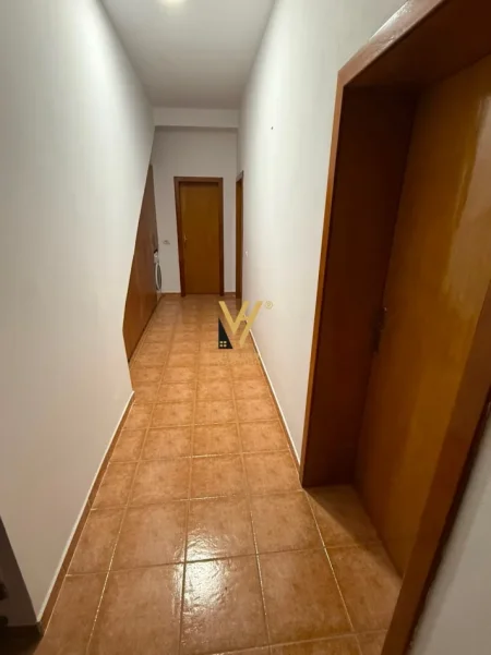 Tirane, jepet me qera apartament 1+1 Kati 1, 80 m² 520 € (5 MAJI)