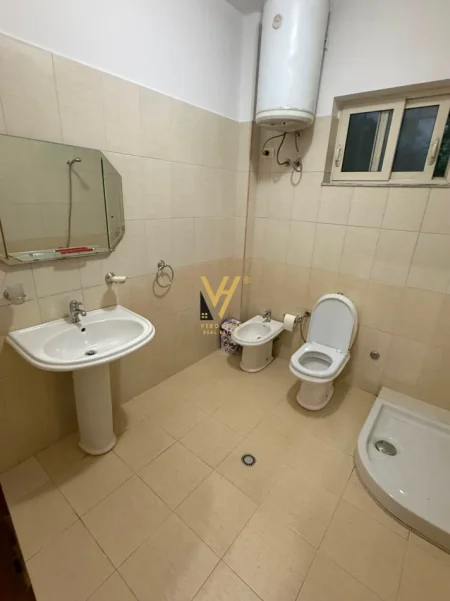 Tirane, jepet me qera apartament 1+1 Kati 1, 80 m² 520 € (5 MAJI)
