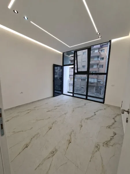 Tirane, jepet me qera zyre Kati 1, 72 m² 700 € (ASTIR)