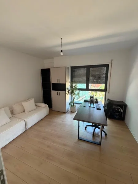 Tirane, jepet me qera zyre Kati 2, 122 m² 1.300 € (JORDAN MISJA)