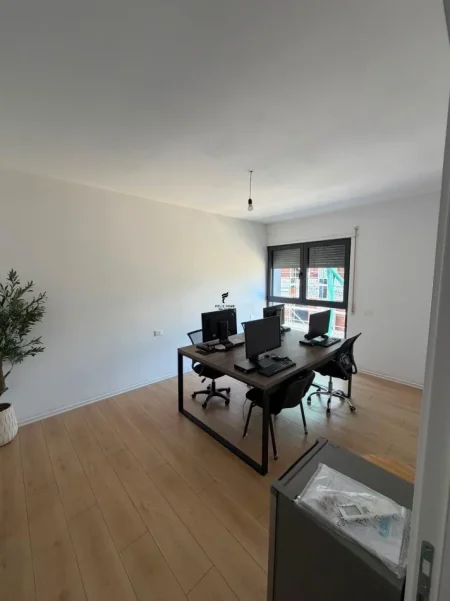 Tirane, jepet me qera zyre Kati 2, 122 m² 1.300 € (JORDAN MISJA)